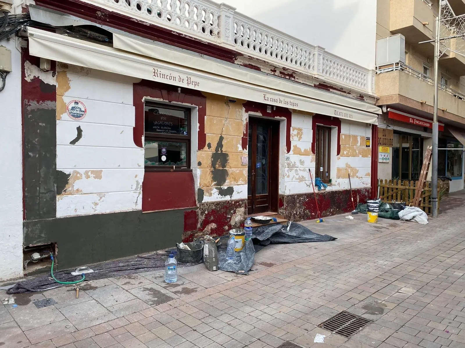 Retirada de revestimientos deteriorados en la fachada