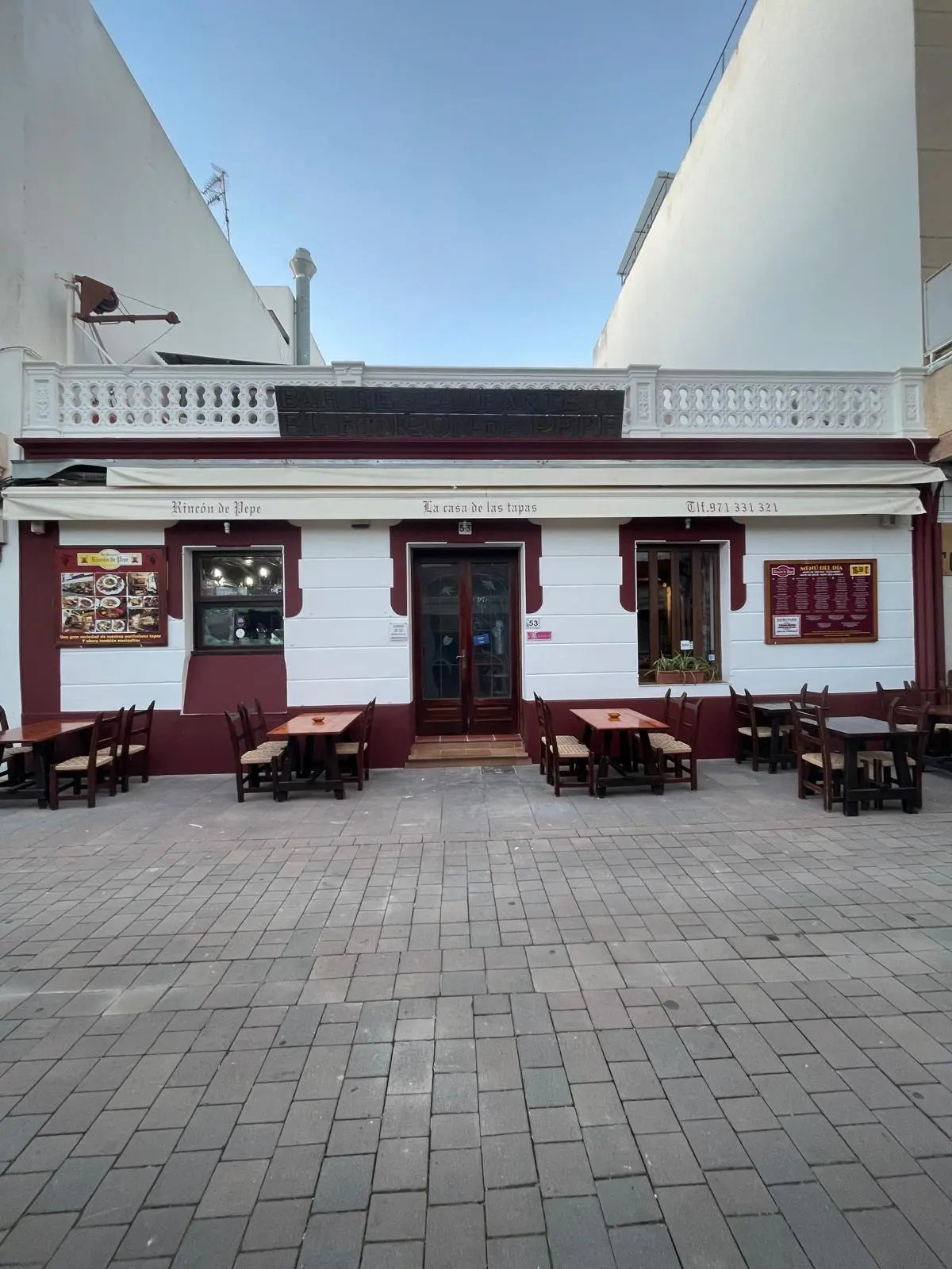 Vista completa de la fachada terminada
